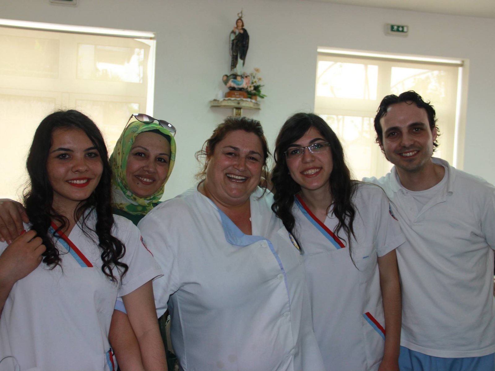 Estagiárias de saúde com a equipa da instituição de acolhimento