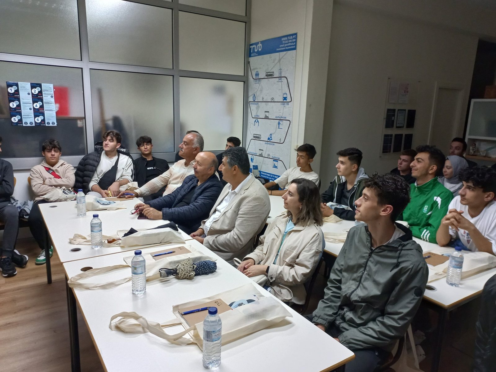 Alunos e professores numa sessão de orientação à volta de uma mesa