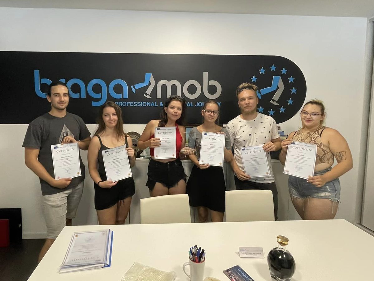 Group with their certificates at the BragaMob office