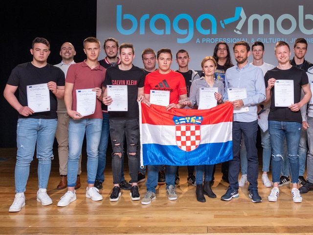 Group with the Croatian flag and their certificates on certificate day