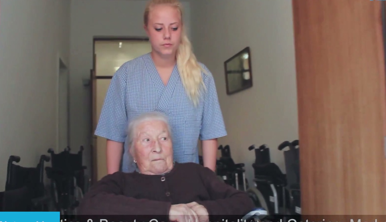 Trainee accompanying a resident in a care home (frame from the BragaMob video)