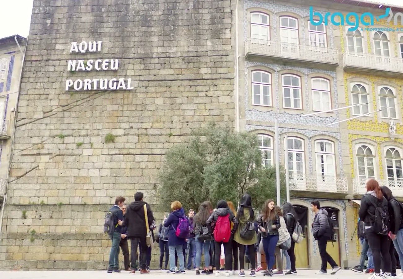 Grupo em Guimarães, onde nasceu Portugal (imagem do vídeo da BragaMob)