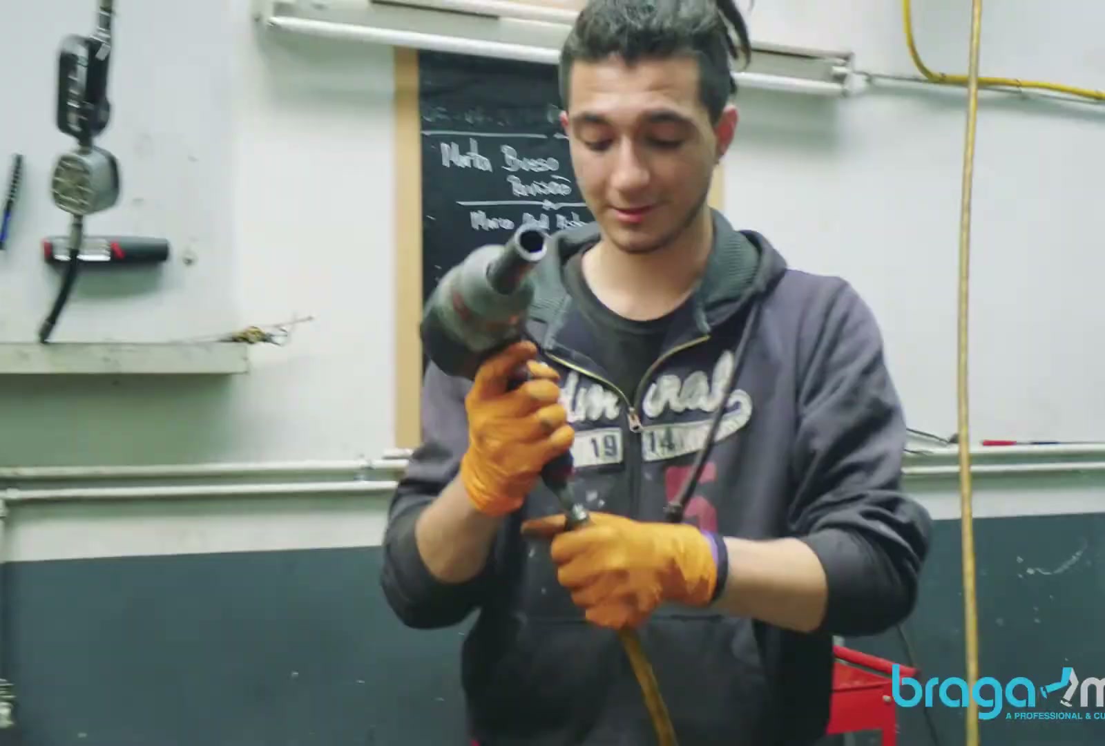 Trainee working on a car in a partner garage (frame from the BragaMob video)