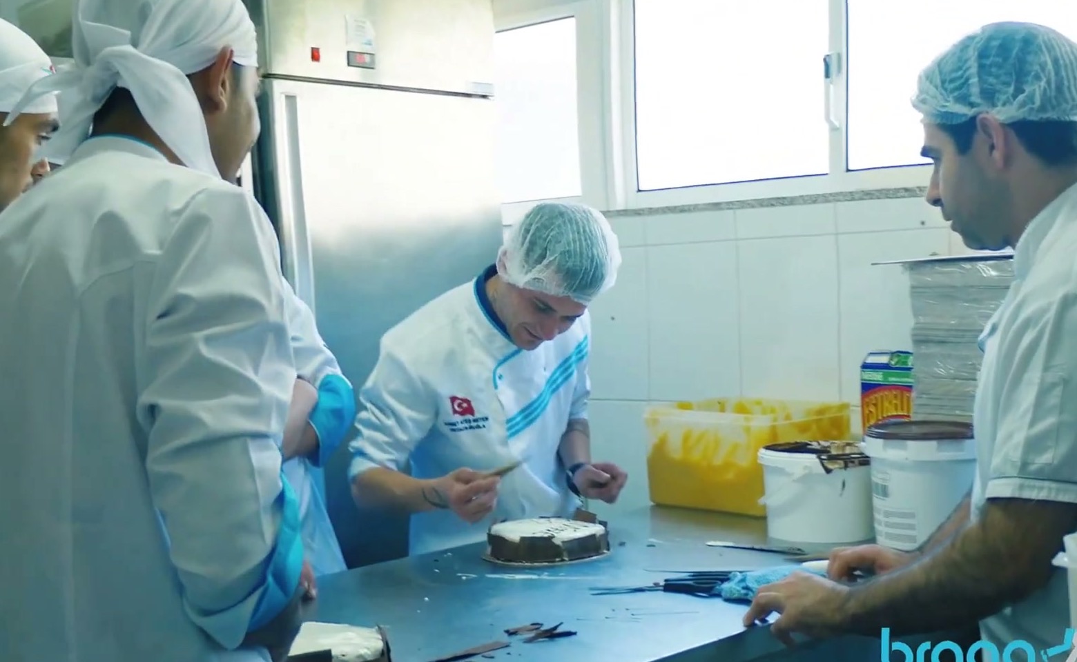 Trainees decorating cakes in a bakery (frame from the BragaMob video)